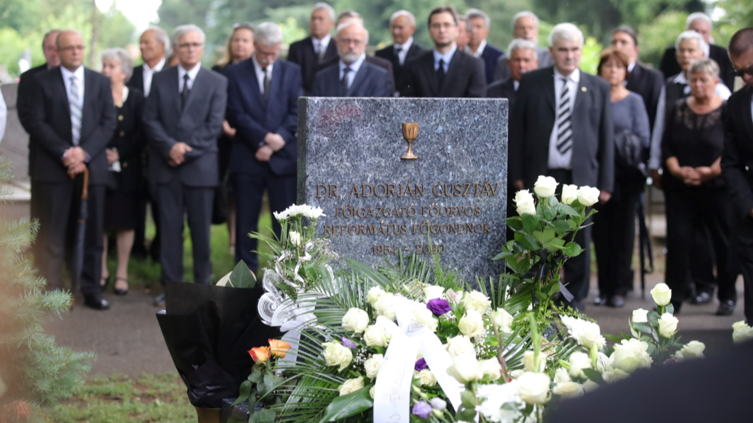 Felavatták dr. Adorján Gusztáv egykori kórházfőigazgató, református főgondnok síremlékét