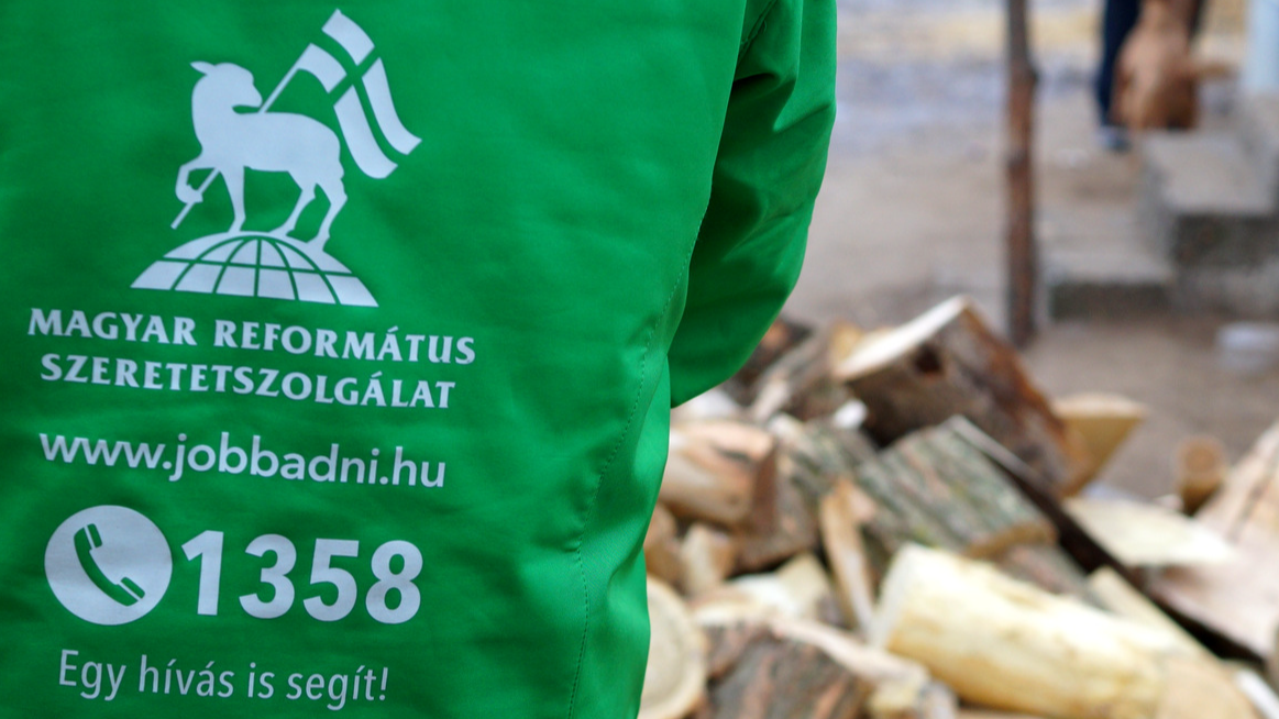 Ismét tűzifával segít országszerte a Magyar Református Szeretetszolgálat