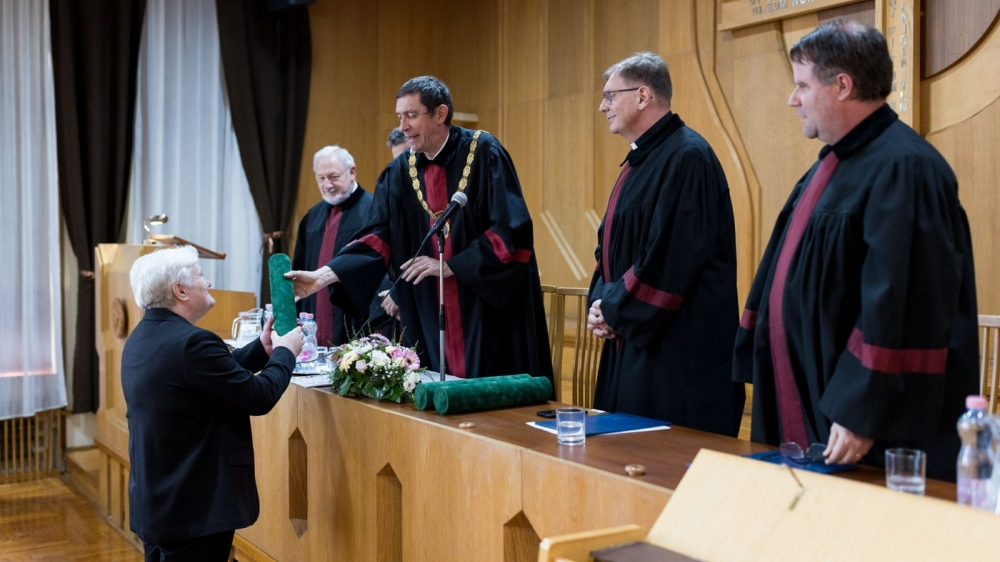 Díszdoktorává avatta dr. Bodó Sára tanszékvezetőt az Evangélikus Hittudományi Egyetem