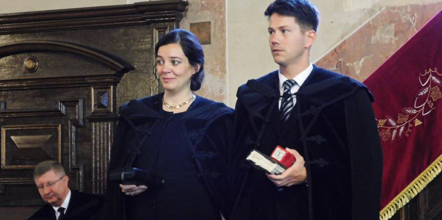 Kéz a kézben, építve Isten országát