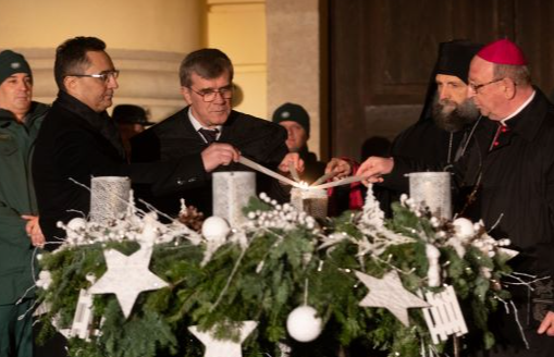 Fellobbant az első gyertya, a hit lángja Debrecenben