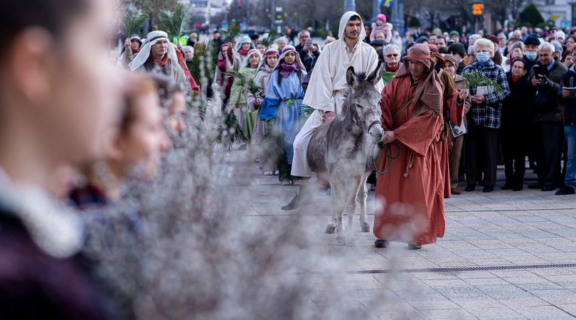Virágvasárnapi keresztút Debrecenben imával, verssel, énekkel