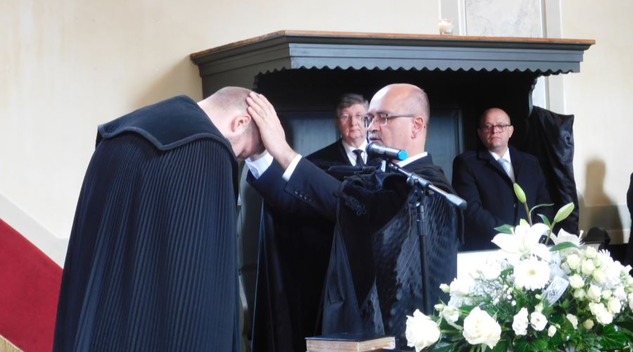 Bolondulásig szeretni Krisztust: beiktatták Hidi László lelkipásztort