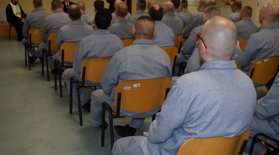 A hit erejével a börtönben