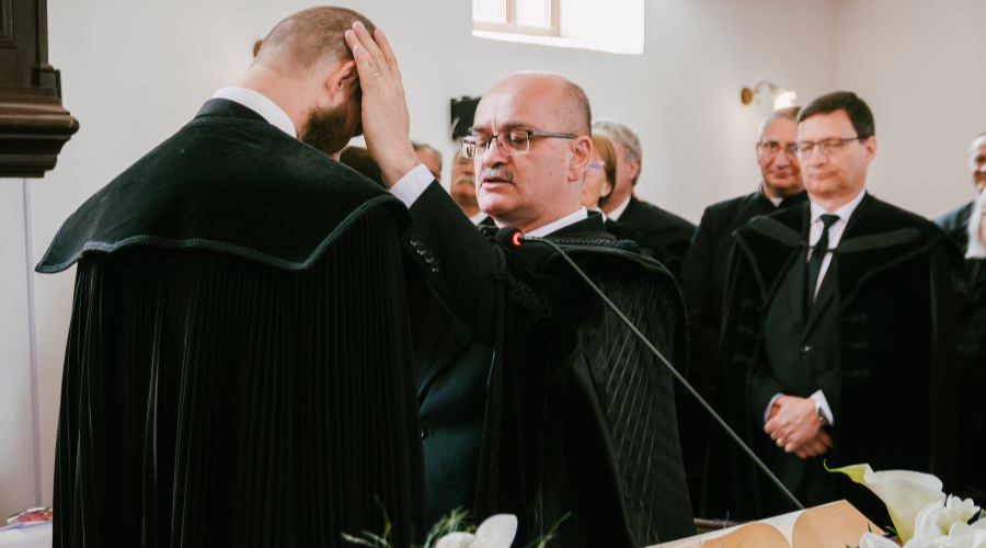 Beiktatás és hálaadás Mérken
