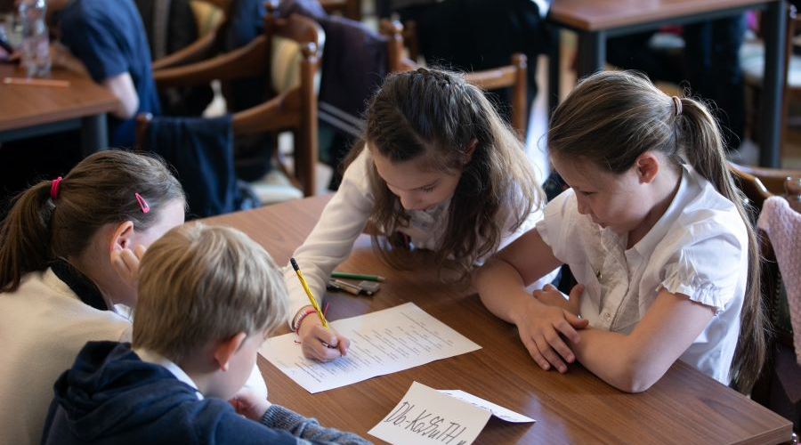 Bibliaismereti vetélkedő hittanosoknak