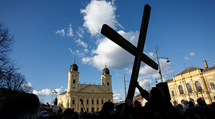 Virágvasárnapi keresztúton vett részt a tiszántúli püspök