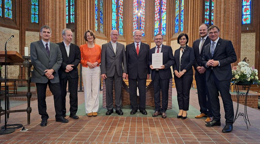 Átadták a Karl Barth-díjat Fazakas Sándornak