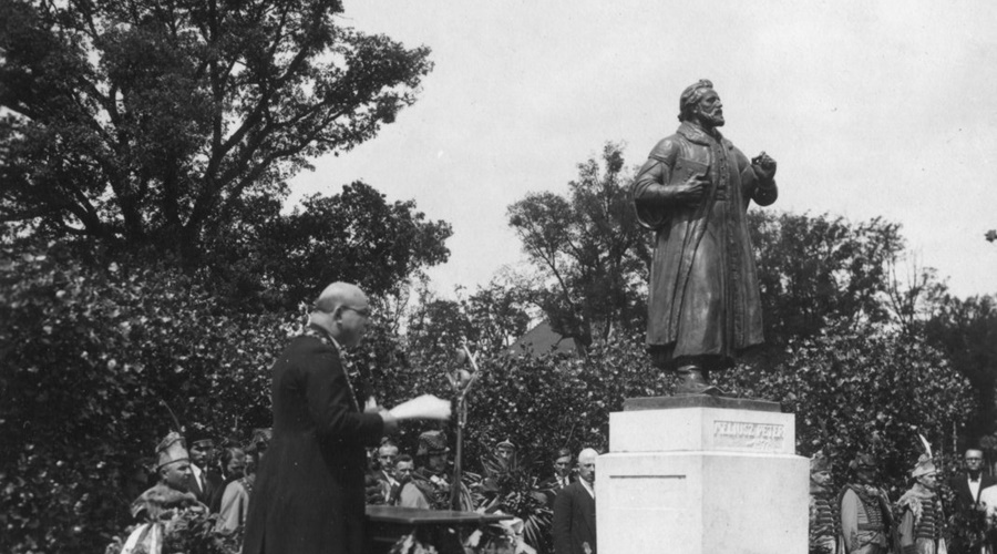 Kilencven éve áll Méliusz Juhász Péter szobra a Debreceni Egyetem előtti téren