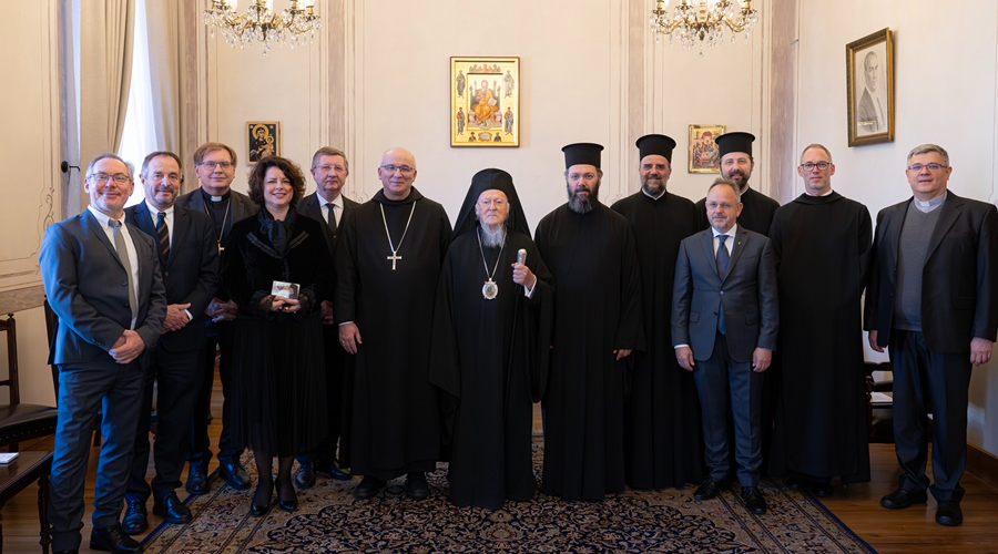 Isztambulba utazott a tiszántúli püspök
