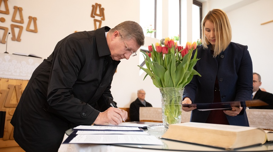 Testvéri kötelék és intézményi összekapcsolódás