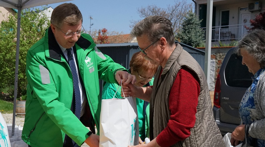 Húsvét előtt nyújtott támogatást a Magyar Református Szeretetszolgálat
