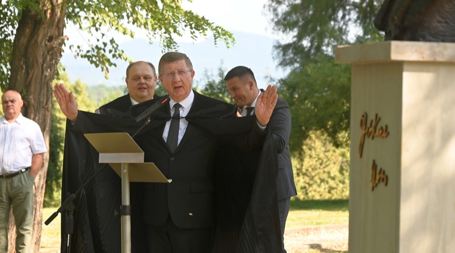 Fekete Károly püspök áldotta meg Jókai Mór koltói szobrát