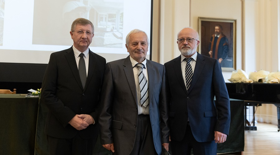 Nyugdíjba vonulása alkalmából köszöntötte az egyházkerület közgyűlése Vári Attilát