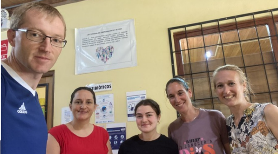 Koraszülött ikreket mentettek meg a református misszionáriusok Peruban