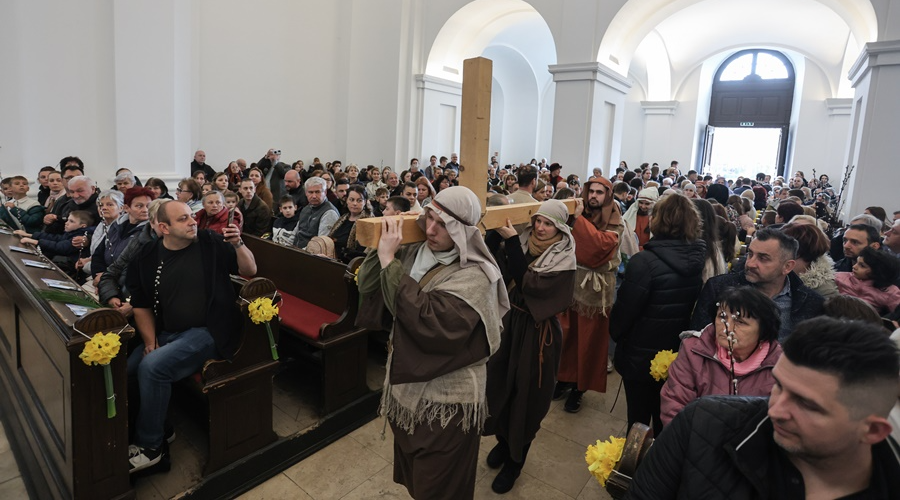A református Nagytemplomban rendezték a tizedik debreceni virágvasárnapi keresztutat