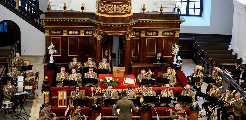Dominica Palmarum – katonazenés virágvasárnapi istentisztelet a debreceni Nagytemplomban