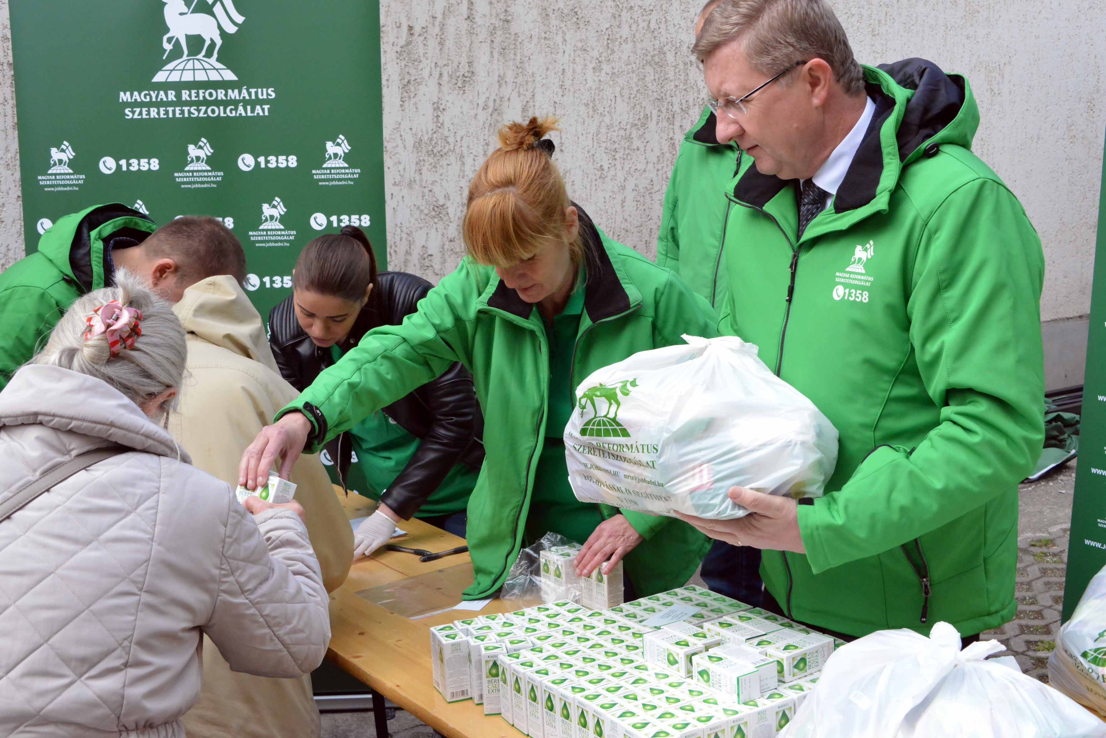 Húsvéti adományosztás a debreceni rászorulóknak