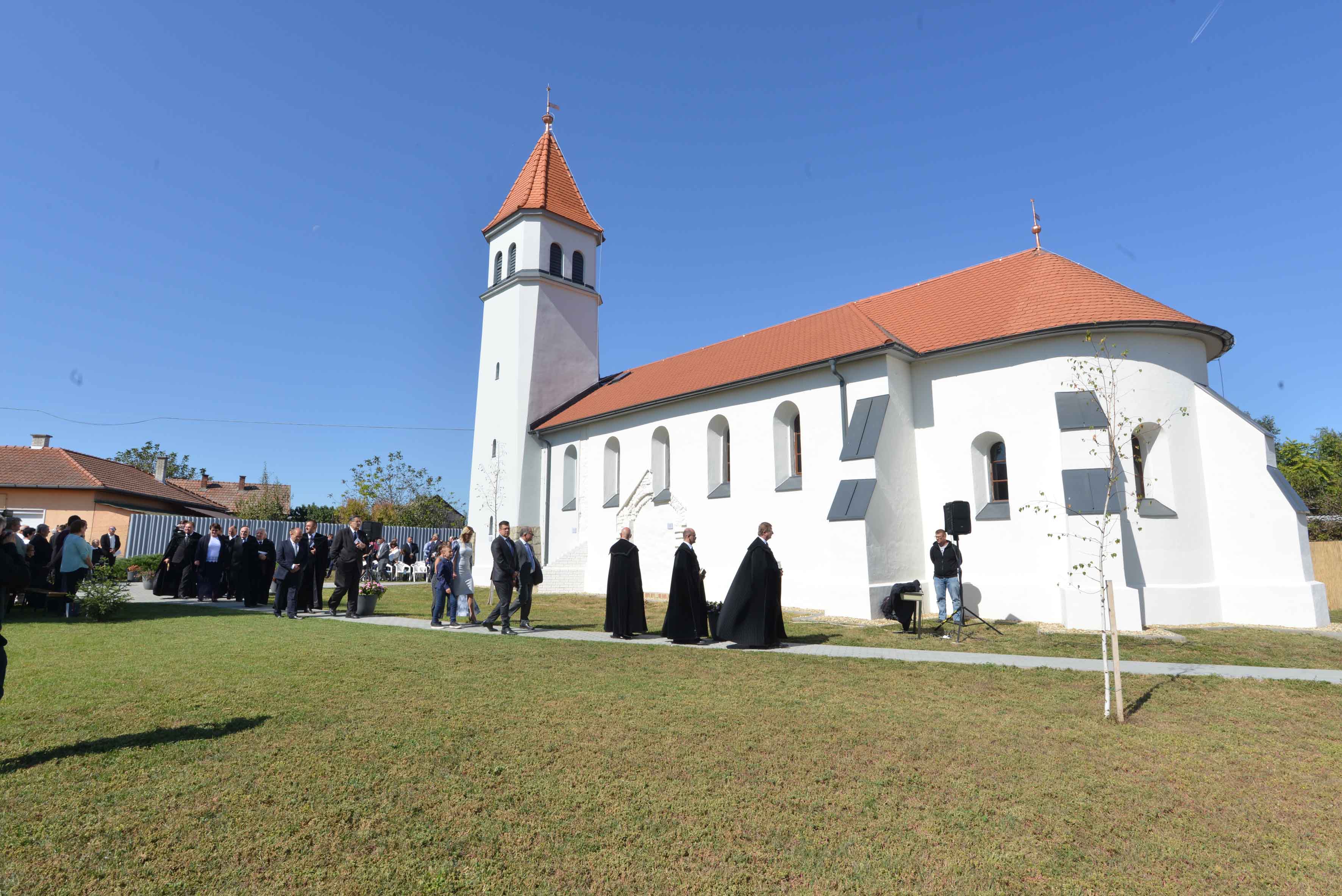 Hálaadó istentisztelet és emlékmű avatás a nyírtéti református templomban