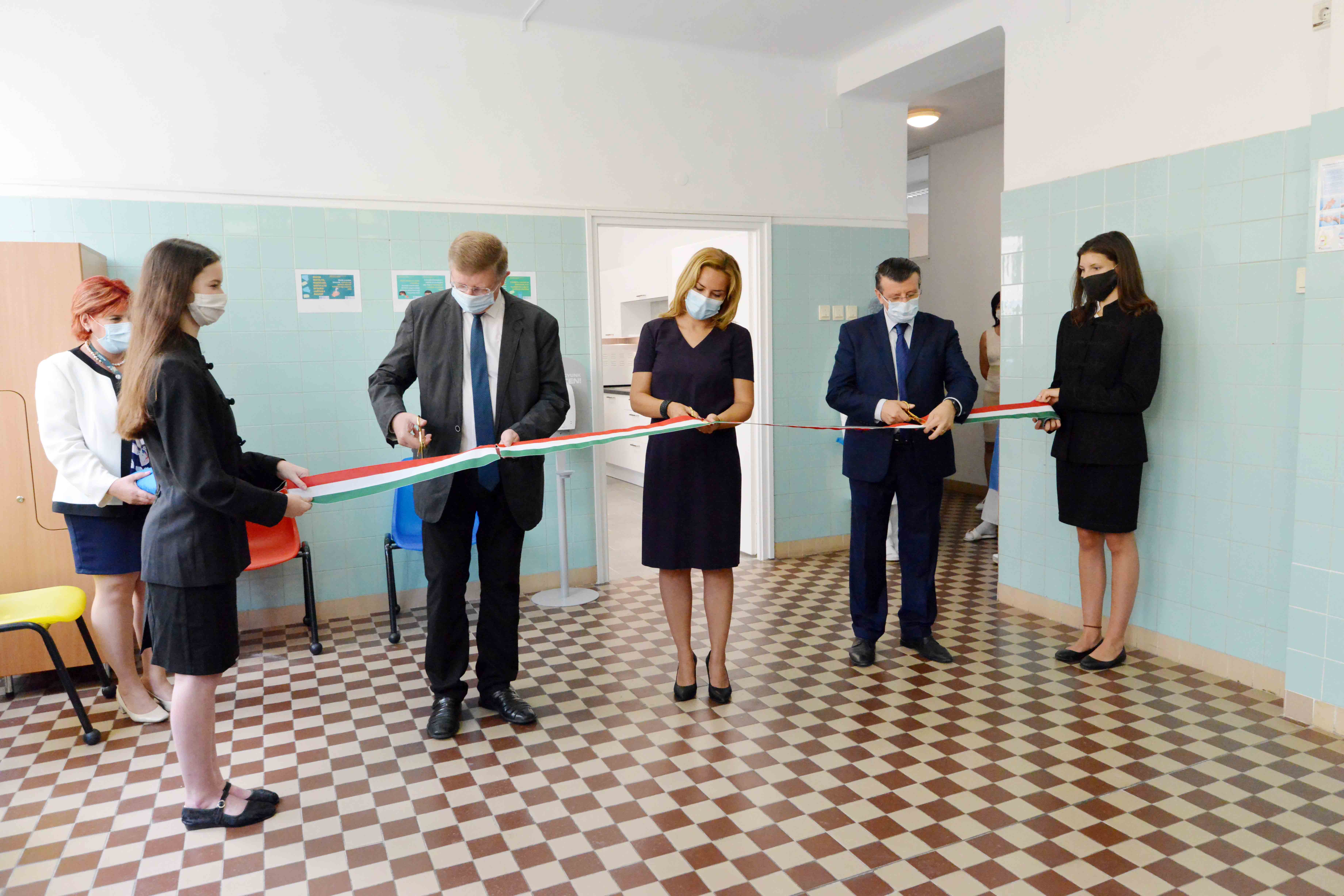 Új iskolafogászati rendelőt adtak át Debrecenben