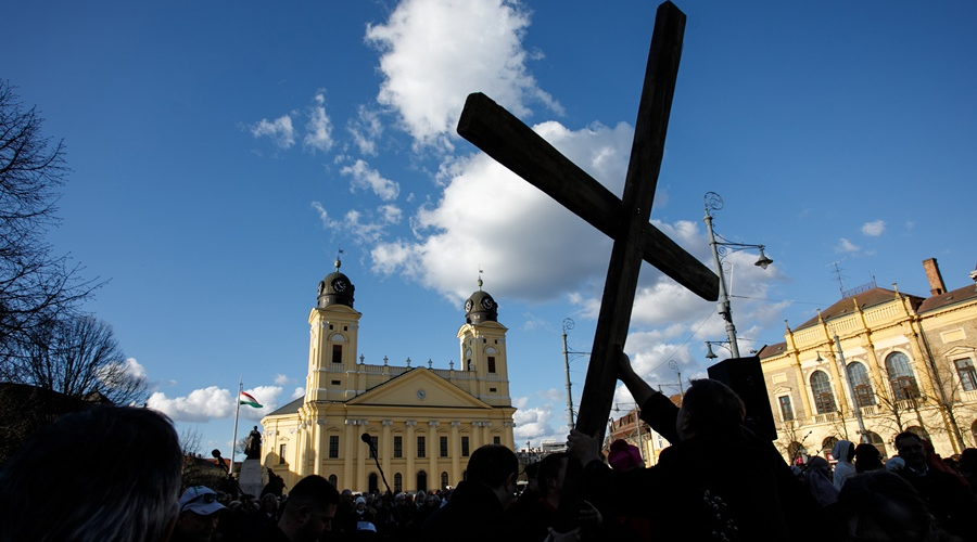 Virágvasárnapi keresztúton vett részt a tiszántúli püspök