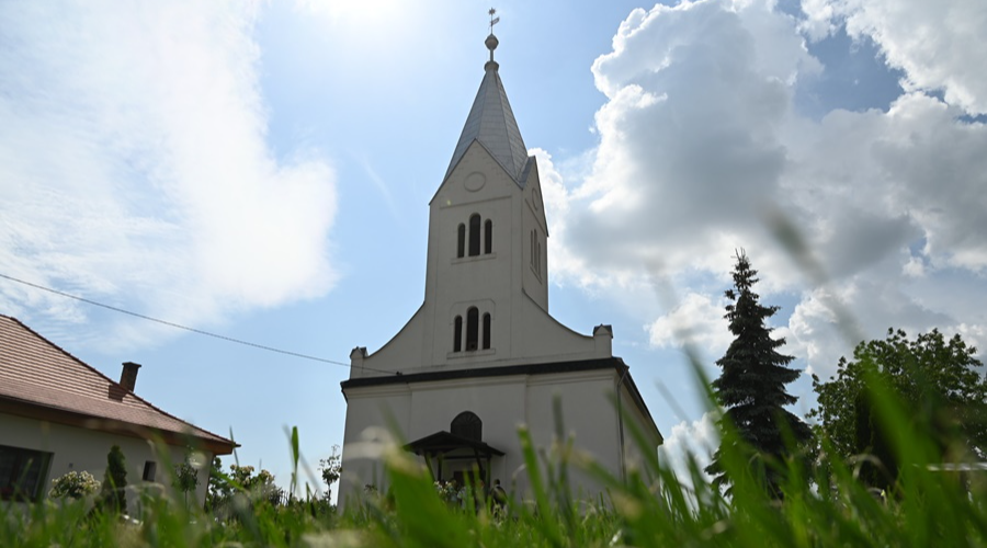 A felújított rozsályi templomban szolgált pünkösd hétfőjén az egyházkerület püspöke