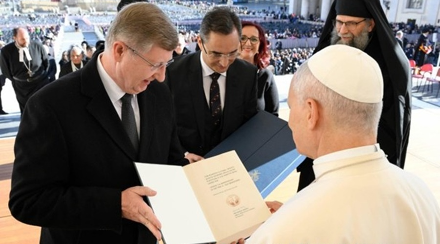 Debreceni küldöttség vitt adventi ajándékot Rómába