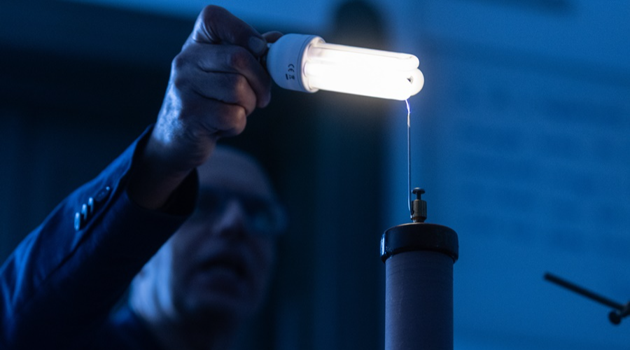 A 19. század közepén használt eszközöket próbálhatták ki a debreceni református középiskola diákjai - videó