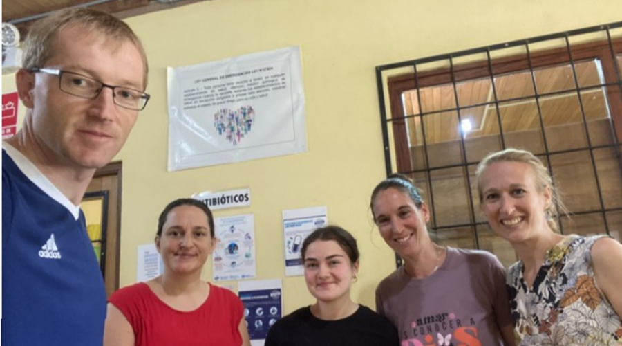 Koraszülött ikreket mentettek meg a református misszionáriusok Peruban