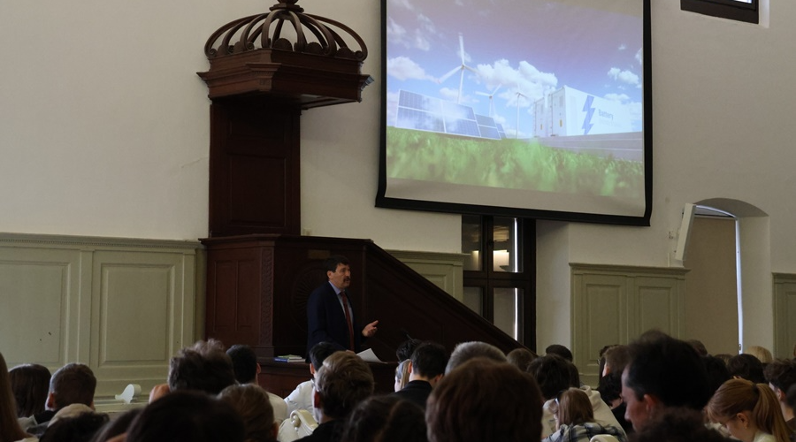 Korábbi köztársasági elnök látogatta meg a Debreceni Református Kollégium Gimnáziumát