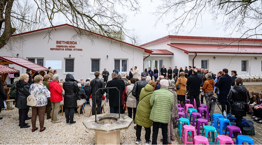 Új református idősotthont szenteltek fel Debrecen-Bánkon