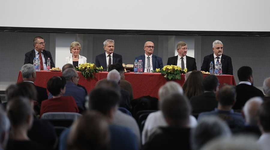 Fórumon mutatkoztak be a tiszántúli püspök- és főgondnokjelöltek - bemutatkozások
